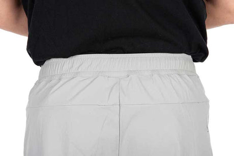 Pantalón Corto Fox Rage Lightweight gris mostrando la cintura elástica y diseño ligero ideal para la pesca.