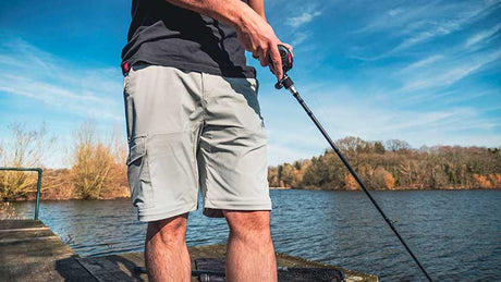 Pantalón desmontable Fox Rage modelo Zip-Off, ligero y gris, ideal para pescar bajo el sol.